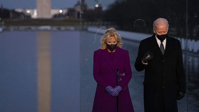 Ο Μπάιντεν πρωτοστάτησε σε τελετή μνήμης για τους 400.000 Αμερικανούς που έχουν πεθάνει από κορωνοϊό